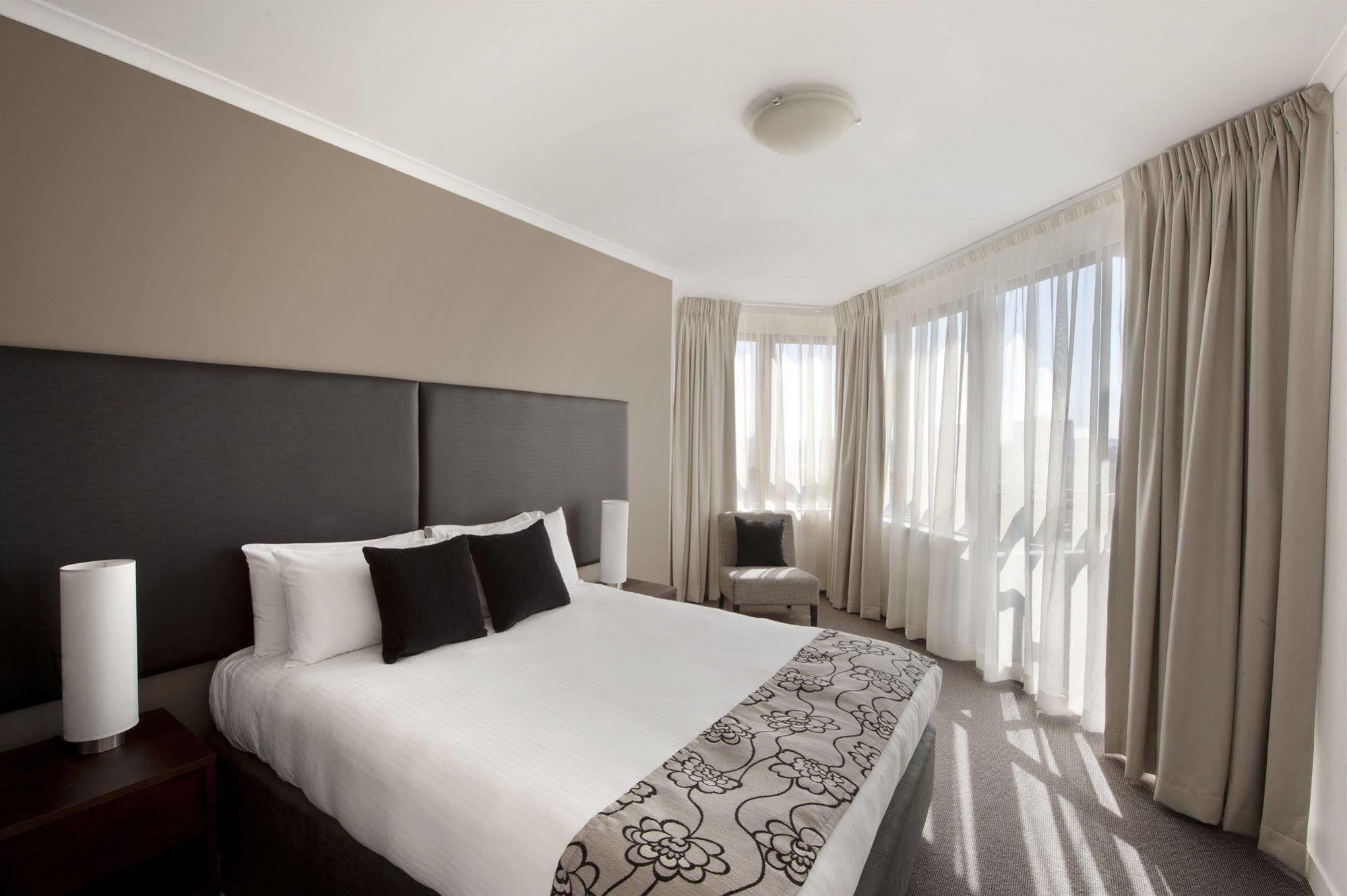 Mantra On The Park Aparthotel Melbourne Exterior photo